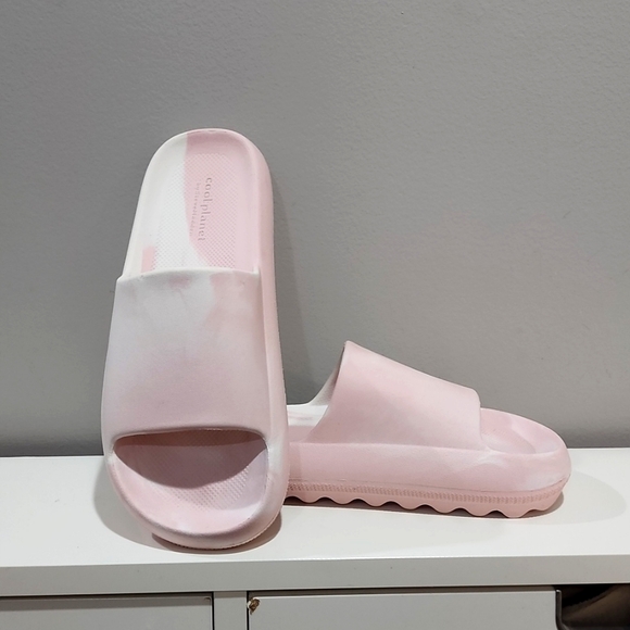 Cool planet slides by Steve madden - Picture 1 of 3